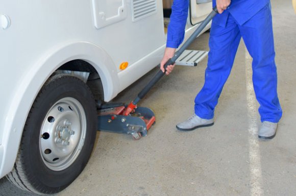 Remplacement des plaquettes de frein sur un camping-car avec remorque à Estrablin. AUTO SERVICE