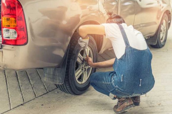 Remplacement des pneus été par des pneus hiver sur un véhicule utilitaire à Estrablin. AUTO SERVICE