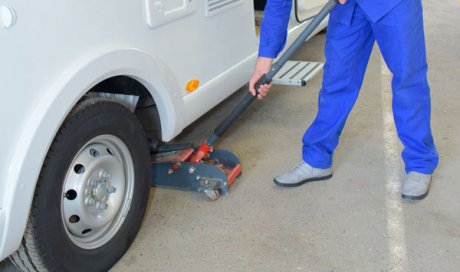 Remplacement des plaquettes de frein sur un camping-car avec remorque à Estrablin. AUTO SERVICE