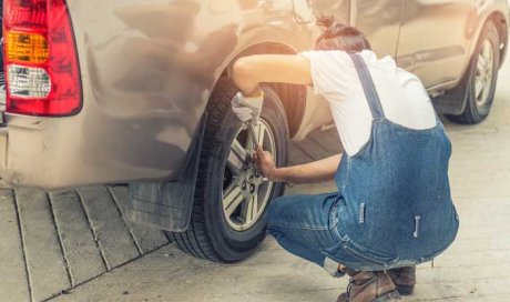 Remplacement des pneus été par des pneus hiver sur un véhicule utilitaire à Estrablin. AUTO SERVICE